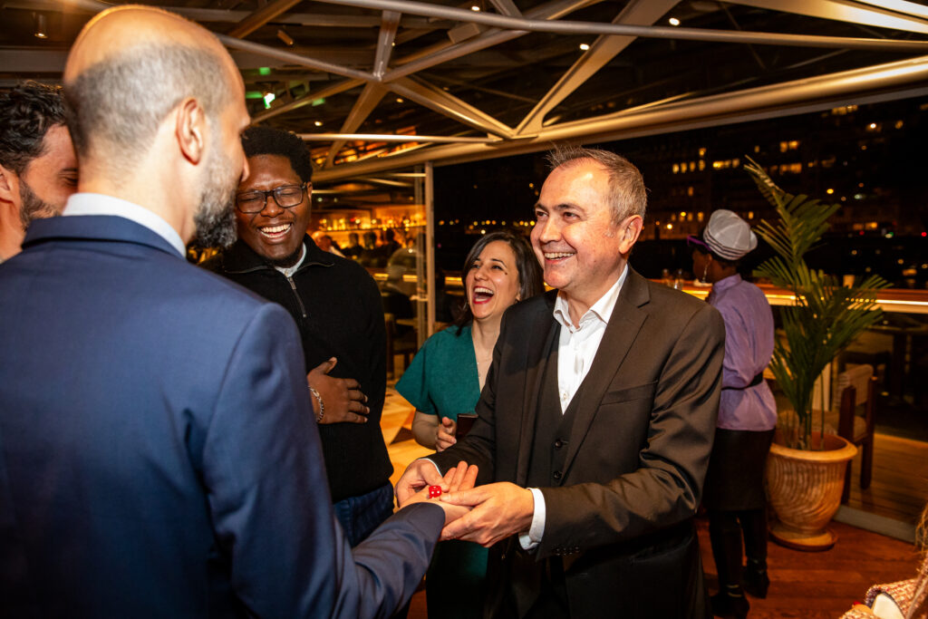 Photo de magicien mentaliste en close-up