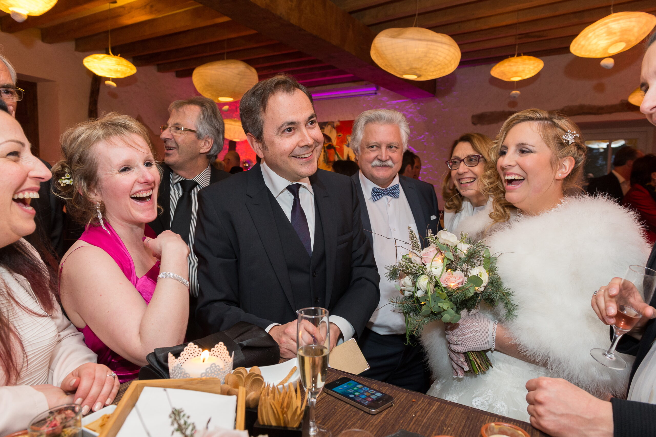 Laurent Langloys effectuant un tour de magie avec des cartes lors d'un cocktail dînatoire d'entreprise.